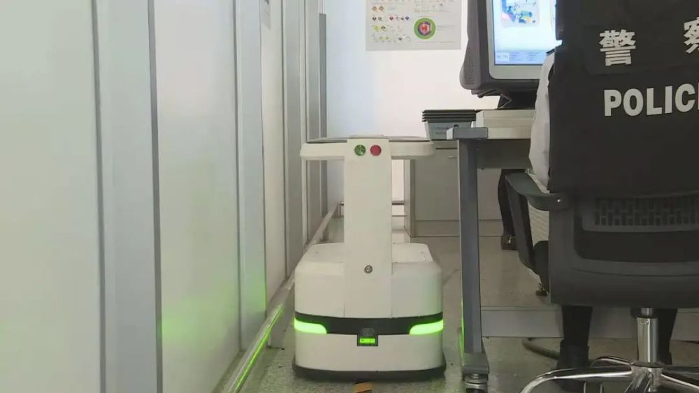  机场欢迎“新员工”：智能反弹机器人