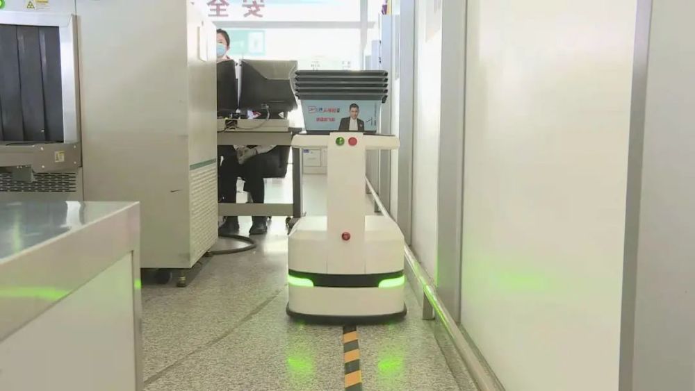  机场欢迎“新员工”：智能反弹机器人