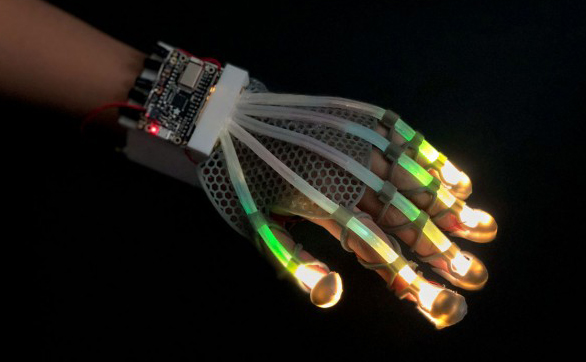  由康奈尔大学开发的低成本触觉手套，带有可伸缩的分布式光纤传感器