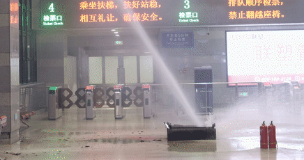 太聪明了！ 火车站的机器人帮你拿行李