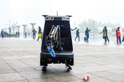  中国第一台机器人在高铁站“环卫工人”上线郑州东站