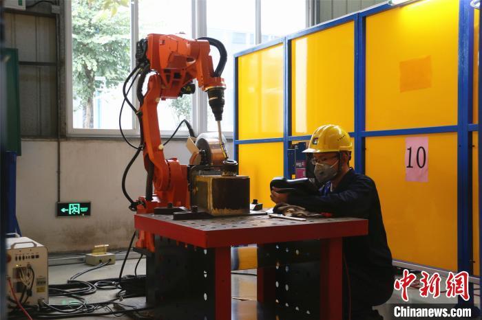  广西“机器换人”全国机器人焊接大赛开幕