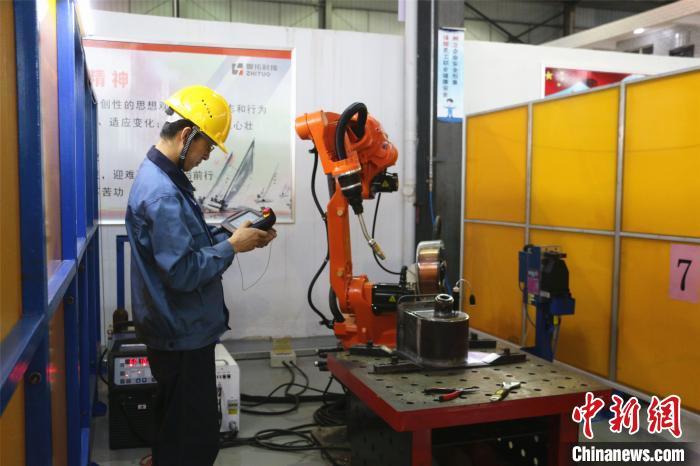  广西“机器换人”全国机器人焊接大赛开幕