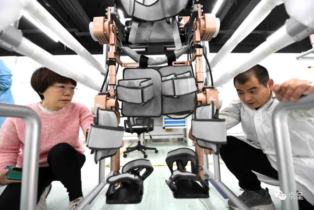 北航教授设计的这款外骨骼机器人，居然成为医疗神器！