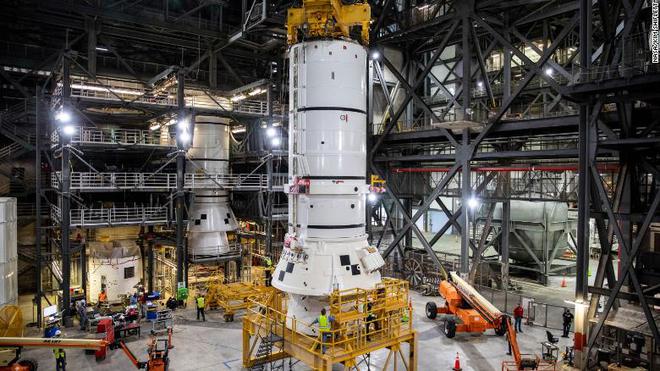 美国宇航局为月球任务组装火箭，预计明年第一次飞行