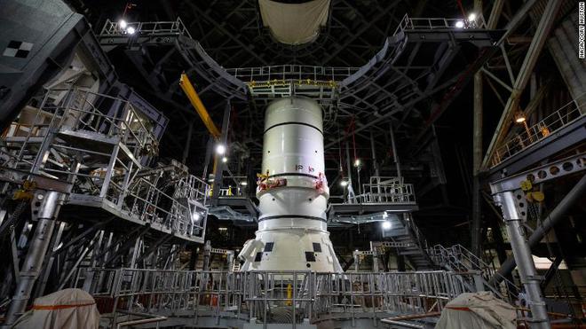 美国宇航局为月球任务组装火箭，预计明年第一次飞行