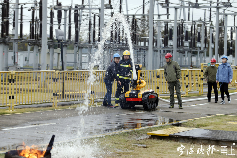 消防机器人首次出现在宁波电网变电站安全新增权重
