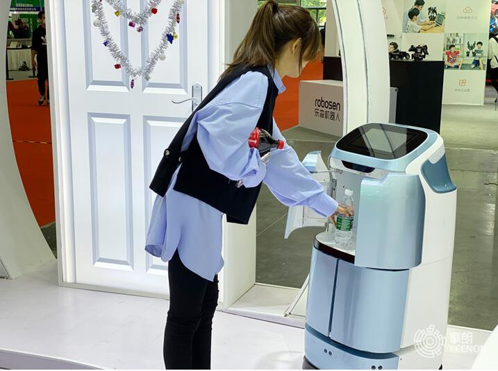 2020年，该机器人公司筛选出一批送餐机器人