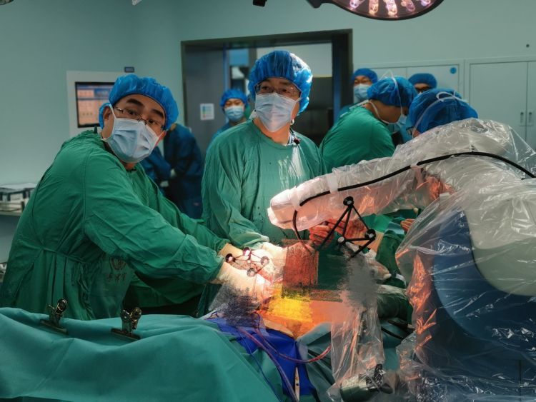 呆板包办人为 山东省内首例呆板人髋关键置换术在青大附属医院实行