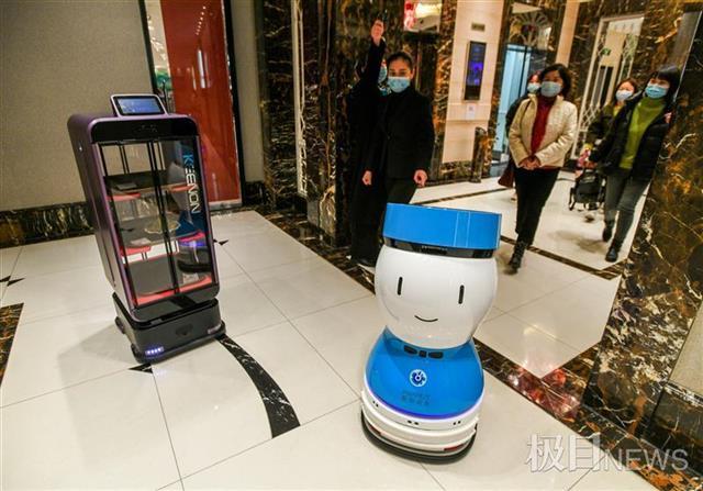 江城饭店里有机器人来送饭，这是企业吸引注意力的利器，只是防疫工作所需要的