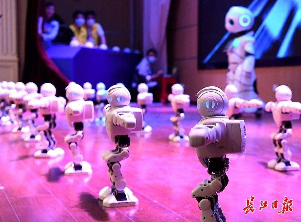 呆板人革新安排大赛在华中文大学启用，近10家光谷呆板人企业当场“亮绝活”