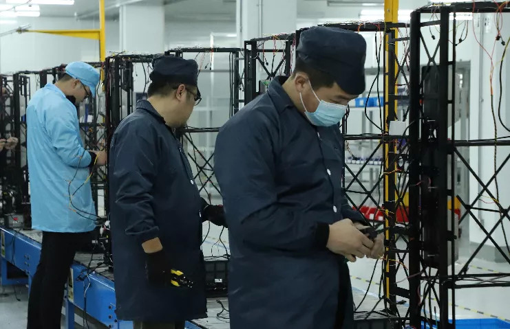 深兰首批紫外线消毒机器人在深兰工厂装箱发往美国！