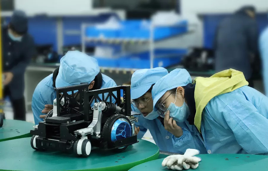 深兰首批紫外线消毒机器人在深兰工厂装箱发往美国！