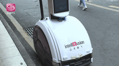智能机器人上街“喊话” 这个“机器人”巡查员不得了