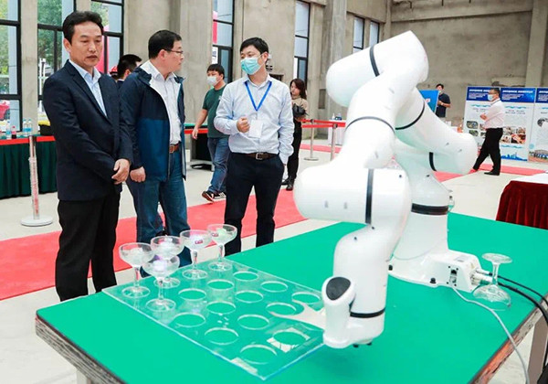 人与智能机器人携手工作场景，已成为来发展定局？