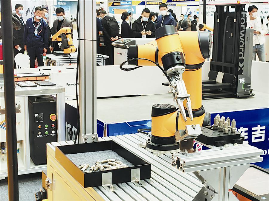 国产轻型协作机器人耀眼大连“工博会”