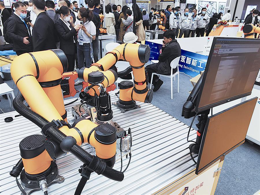 国产轻型协作机器人耀眼大连“工博会”