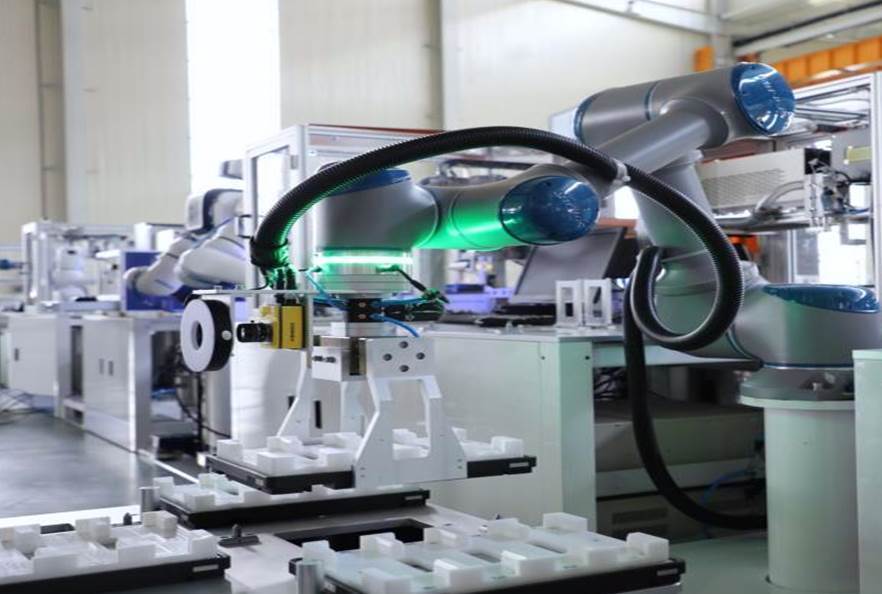 新松多可协作机器人助力电子制造产业升级