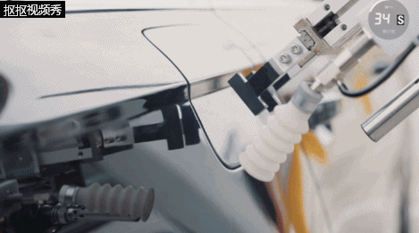 全自动3分钟完成加油！国内首款智能加油机器人正式“上班”