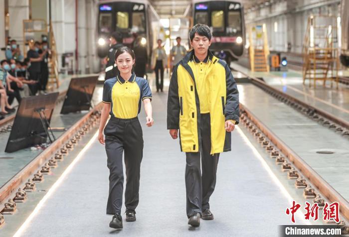 京港地铁28日启用新制服 智能车站机器人亮相发布