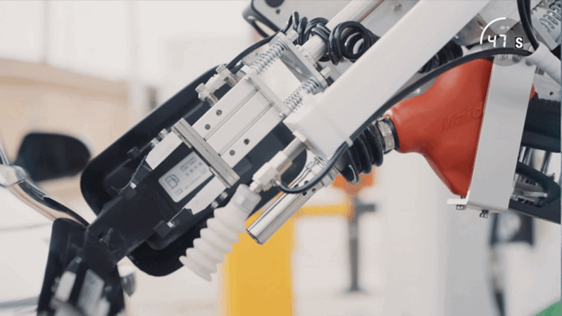 国内首款智能加油“机器人”正式上班，3分钟内即可完成！