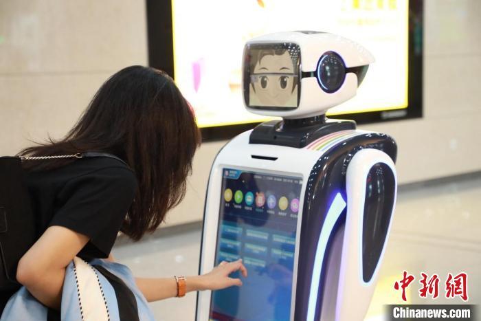 北京轨道交通首个车站智能服务机器人“上岗”
