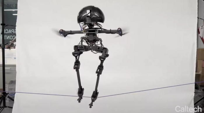 加州理工学院开发有着独特出行方式的双足机器人 会玩滑板和走绳