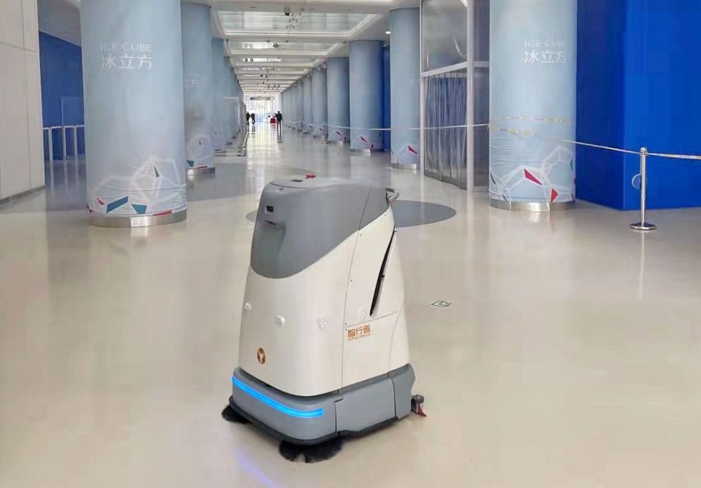 人工智能服务冬奥，首批13台机器人水立方“上岗”