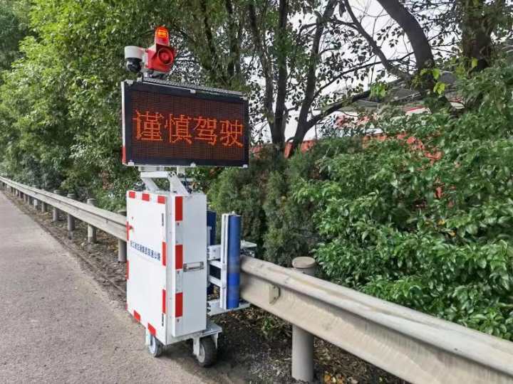 6分钟内即可到现场的护栏预警机器人，在浙江的高速上岗了
