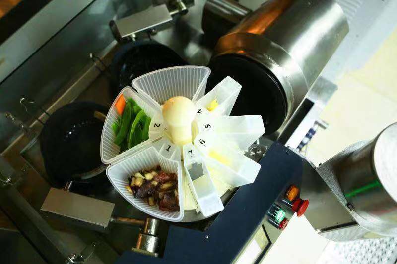  京东X未来餐厅开业：机器人大厨可炒40道菜