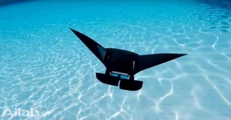 新加坡科学家打造蝠鲼机器人 能在水下畅游10小时